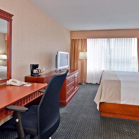 Holiday Inn Montreal Midtown Номер фото
