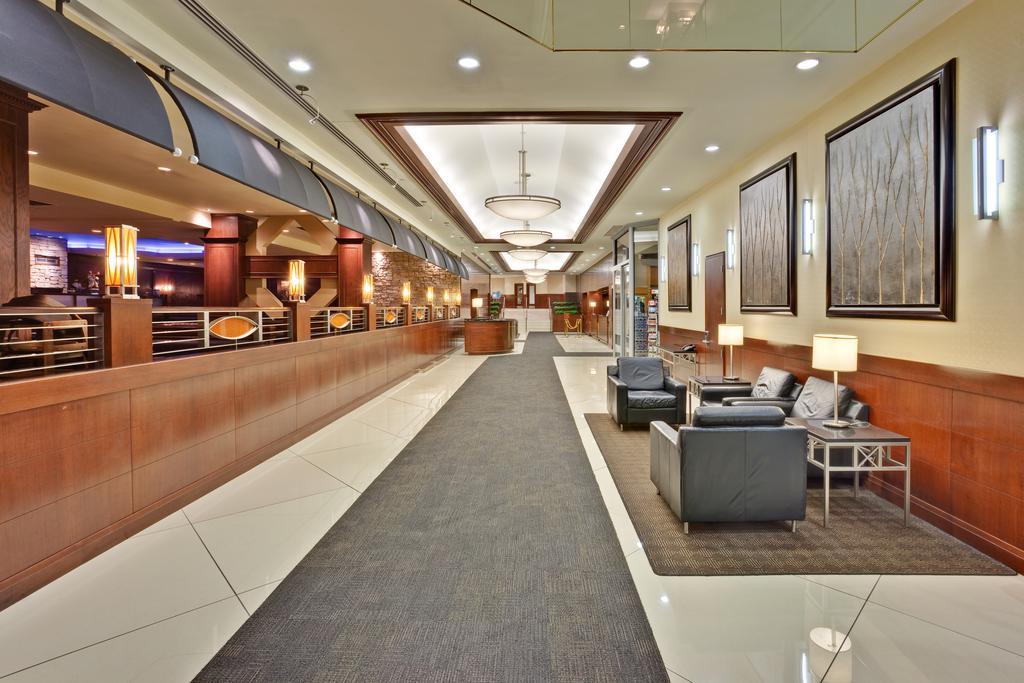 Holiday Inn Montreal Midtown Экстерьер фото