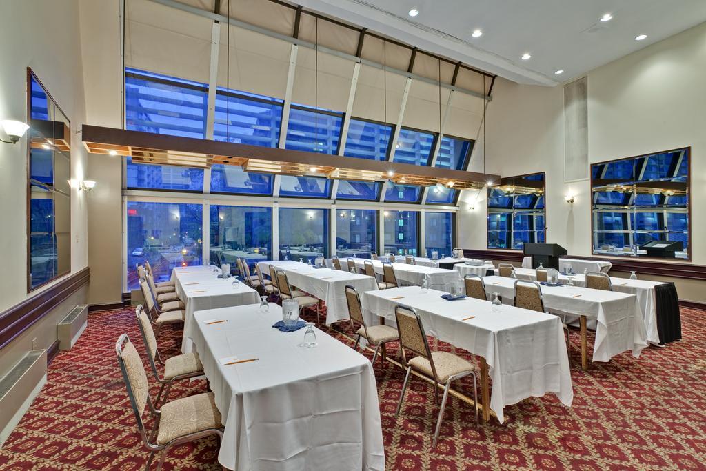 Holiday Inn Montreal Midtown Экстерьер фото