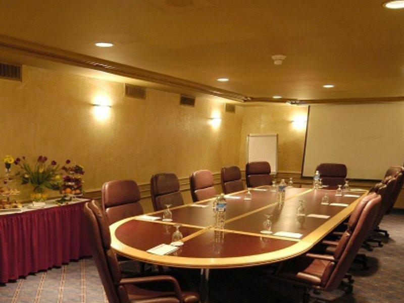 Holiday Inn Montreal Midtown Экстерьер фото